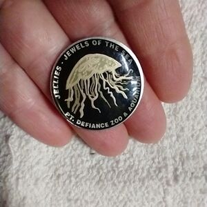 Jellies jewels of the sea pt. Defiance zoo and aquarium black goldtone pin 📍📌